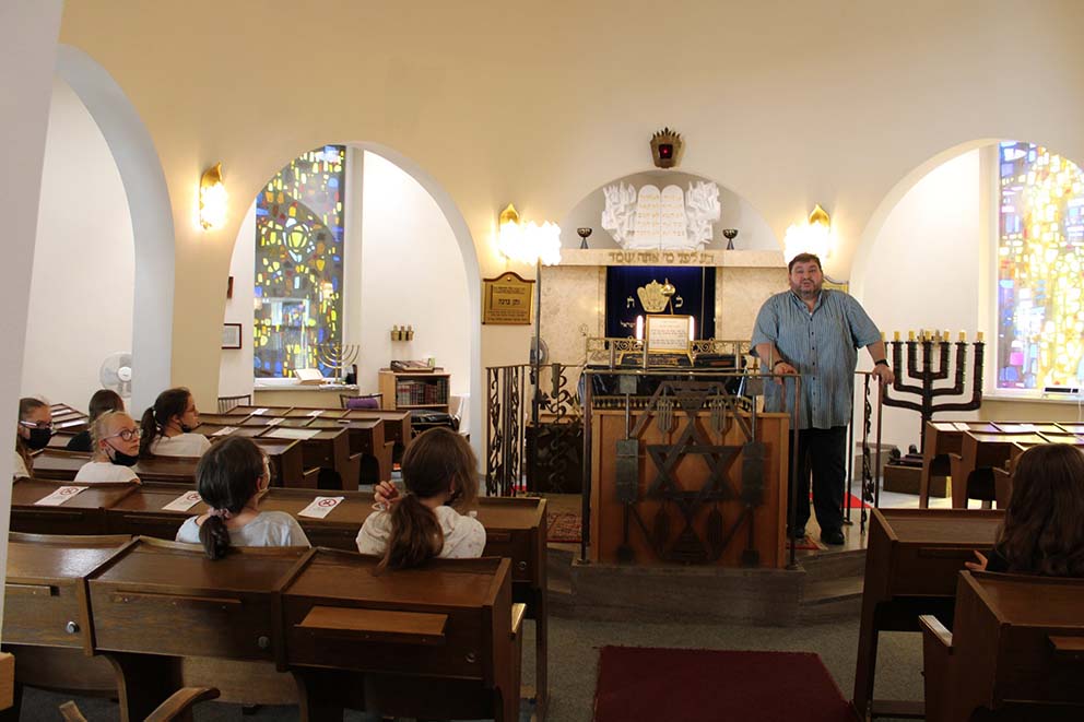 Judentum: Alexander Shif in der Synagoge im Shalom Europa Tour für Schüler:innen am 20. Juli