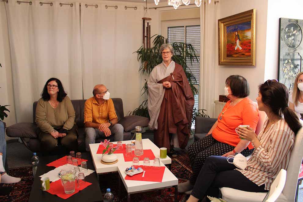 Edith Battel erläutert uns den Sozialen Buddhismus in privater Atmosphäre im Meditationszentrum „Würzburg Yun Hwa Dharma Sah” Tour für Multiplikator:innen am 21. Juli