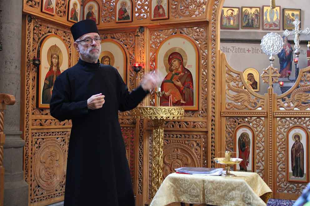 Diakon Dr. Norbert Kandler demonstriert den byzantinisch-katholischen Ritus in der Kapelle in der Kirche St. Josef Tour für Mulitiplikator:innen am 21. Juli